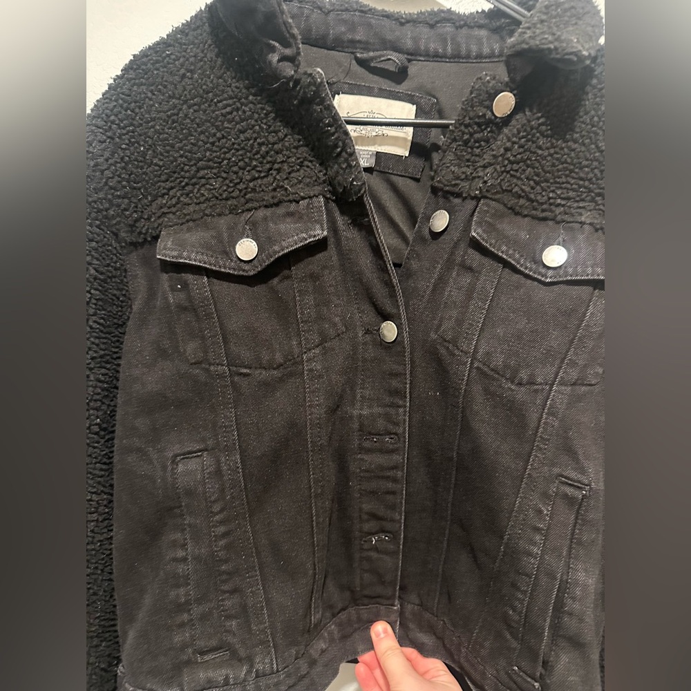 Black Sherpa-Lined Jean Jacket - Picture 2 of 7